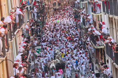 Primer encierro de San Fermín 2026 con toros de Fuente Ymbro en la curva de Mercaderes y Estafeta.