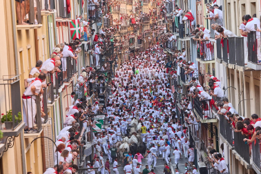 Primer encierro de San Fermín 2026 con toros de Fuente Ymbro en la curva de Mercaderes y Estafeta.