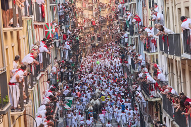 Primer encierro de San Fermín 2026 con toros de Fuente Ymbro en la curva de Mercaderes y Estafeta.