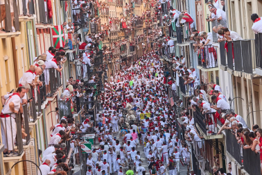 Primer encierro de San Fermín 2026 con toros de Fuente Ymbro en la curva de Mercaderes y Estafeta.