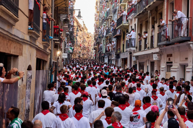Primer encierro de San Fermín 2026 con toros de Fuente Ymbro en la curva de Mercaderes y Estafeta.