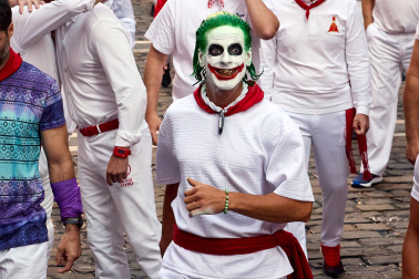 Primer encierro de San Fermín 2026 con toros de Fuente Ymbro en la curva de Mercaderes y Estafeta.