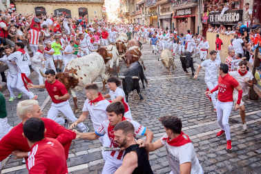 Primer encierro de San Fermín 2026 con toros de Fuente Ymbro en la curva de Mercaderes y Estafeta.