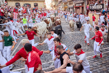 Primer encierro de San Fermín 2026 con toros de Fuente Ymbro en la curva de Mercaderes y Estafeta.