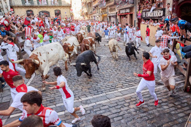 Primer encierro de San Fermín 2026 con toros de Fuente Ymbro en la curva de Mercaderes y Estafeta.