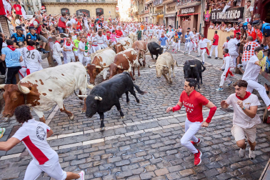 Primer encierro de San Fermín 2026 con toros de Fuente Ymbro en la curva de Mercaderes y Estafeta.