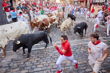 Primer encierro de San Fermín 2026 con toros de Fuente Ymbro en la curva de Mercaderes y Estafeta.
