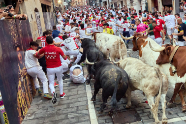 Primer encierro de San Fermín 2026 con toros de Fuente Ymbro en la curva de Mercaderes y Estafeta.