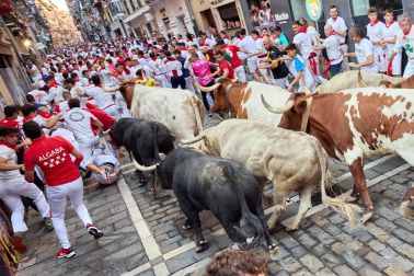 Primer encierro de San Fermín 2026 con toros de Fuente Ymbro en la curva de Mercaderes y Estafeta.