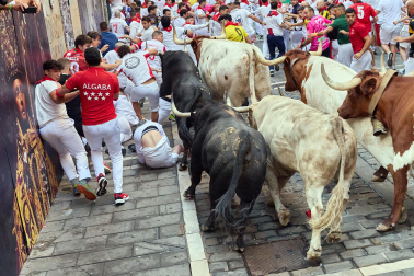 Primer encierro de San Fermín 2026 con toros de Fuente Ymbro en la curva de Mercaderes y Estafeta.