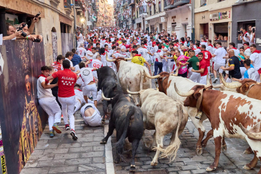 Primer encierro de San Fermín 2026 con toros de Fuente Ymbro en la curva de Mercaderes y Estafeta.