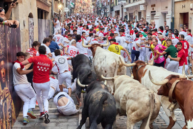 Primer encierro de San Fermín 2026 con toros de Fuente Ymbro en la curva de Mercaderes y Estafeta.