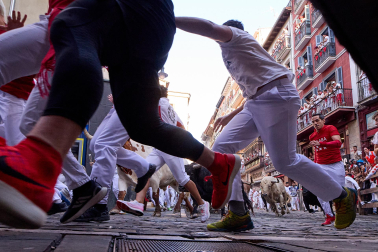 Primer encierro de San Fermín 2026 con toros de Fuente Ymbro en la curva de Mercaderes y Estafeta.