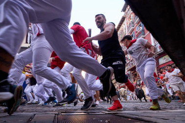 Primer encierro de San Fermín 2026 con toros de Fuente Ymbro en la curva de Mercaderes y Estafeta.