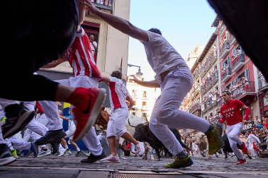 Primer encierro de San Fermín 2026 con toros de Fuente Ymbro en la curva de Mercaderes y Estafeta.