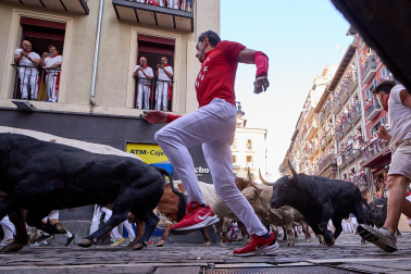 Primer encierro de San Fermín 2026 con toros de Fuente Ymbro en la curva de Mercaderes y Estafeta.