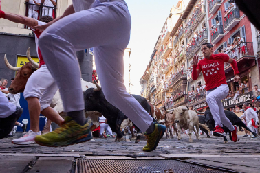 Primer encierro de San Fermín 2026 con toros de Fuente Ymbro en la curva de Mercaderes y Estafeta.
