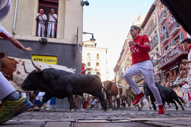 Primer encierro de San Fermín 2026 con toros de Fuente Ymbro en la curva de Mercaderes y Estafeta.