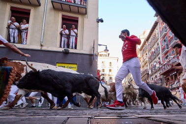 Primer encierro de San Fermín 2026 con toros de Fuente Ymbro en la curva de Mercaderes y Estafeta.