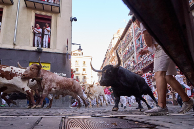 Primer encierro de San Fermín 2026 con toros de Fuente Ymbro en la curva de Mercaderes y Estafeta.