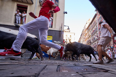 Primer encierro de San Fermín 2026 con toros de Fuente Ymbro en la curva de Mercaderes y Estafeta.