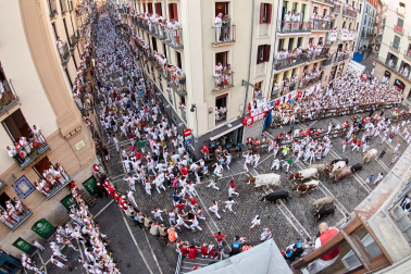 Primer encierro de San Fermín 2026 con toros de Fuente Ymbro en la curva de Mercaderes y Estafeta.