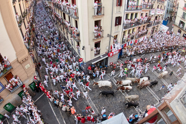 Primer encierro de San Fermín 2026 con toros de Fuente Ymbro en la curva de Mercaderes y Estafeta.