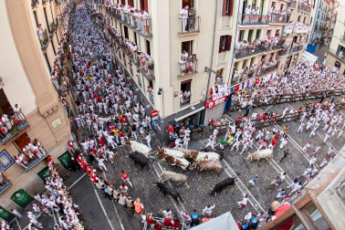 Primer encierro de San Fermín 2026 con toros de Fuente Ymbro en la curva de Mercaderes y Estafeta.