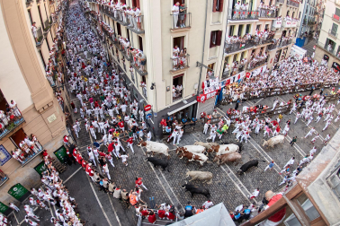 Primer encierro de San Fermín 2026 con toros de Fuente Ymbro en la curva de Mercaderes y Estafeta.