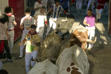 Primer encierro de San Fermín 2026 con toros de Fuente Ymbro en el momento de la entrada al callejón y a la plaza de toros.