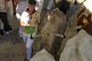 Primer encierro de San Fermín 2026 con toros de Fuente Ymbro en el momento de la entrada al callejón y a la plaza de toros.