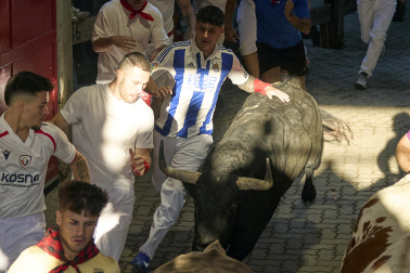 Primer encierro de San Fermín 2026 con toros de Fuente Ymbro en el momento de la entrada al callejón y a la plaza de toros.