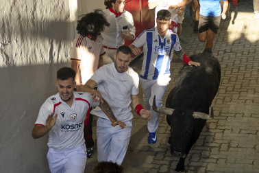Primer encierro de San Fermín 2026 con toros de Fuente Ymbro en el momento de la entrada al callejón y a la plaza de toros.