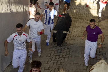 Primer encierro de San Fermín 2026 con toros de Fuente Ymbro en el momento de la entrada al callejón y a la plaza de toros.