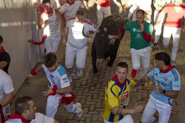 Primer encierro de San Fermín 2026 con toros de Fuente Ymbro en el momento de la entrada al callejón y a la plaza de toros.