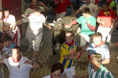 Primer encierro de San Fermín 2026 con toros de Fuente Ymbro en el momento de la entrada al callejón y a la plaza de toros.