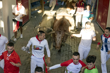 Primer encierro de San Fermín 2026 con toros de Fuente Ymbro en el momento de la entrada al callejón y a la plaza de toros.