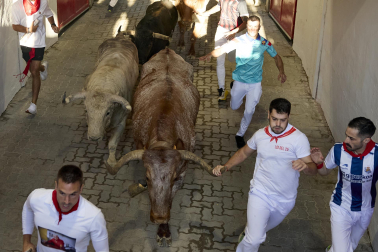 Primer encierro de San Fermín 2026 con toros de Fuente Ymbro en el momento de la entrada al callejón y a la plaza de toros.