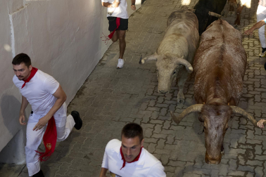 Primer encierro de San Fermín 2026 con toros de Fuente Ymbro en el momento de la entrada al callejón y a la plaza de toros.