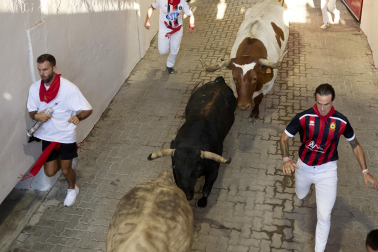 Primer encierro de San Fermín 2026 con toros de Fuente Ymbro en el momento de la entrada al callejón y a la plaza de toros.