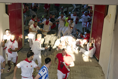 Primer encierro de San Fermín 2026 con toros de Fuente Ymbro en el momento de la entrada al callejón y a la plaza de toros.