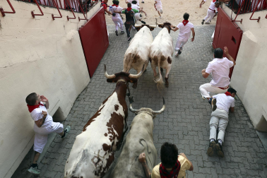 Primer encierro de San Fermín 2026 con toros de Fuente Ymbro en el momento de la entrada al callejón y a la plaza de toros.