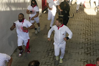 Primer encierro de San Fermín 2026 con toros de Fuente Ymbro en el momento de la entrada al callejón y a la plaza de toros.