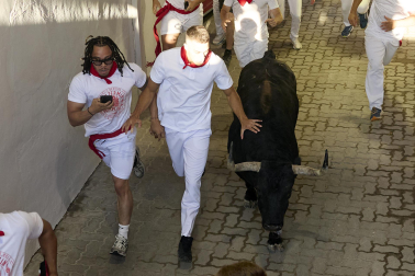 Primer encierro de San Fermín 2026 con toros de Fuente Ymbro en el momento de la entrada al callejón y a la plaza de toros.