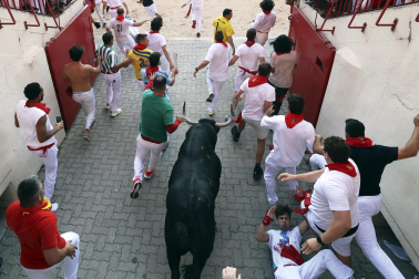 Primer encierro de San Fermín 2026 con toros de Fuente Ymbro en el momento de la entrada al callejón y a la plaza de toros.