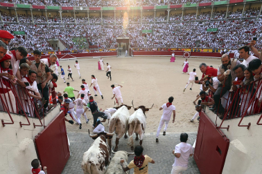 Primer encierro de San Fermín 2026 con toros de Fuente Ymbro en el momento de la entrada al callejón y a la plaza de toros.