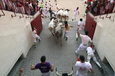 Primer encierro de San Fermín 2026 con toros de Fuente Ymbro en el momento de la entrada al callejón y a la plaza de toros.