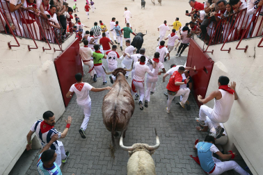 Primer encierro de San Fermín 2026 con toros de Fuente Ymbro en el momento de la entrada al callejón y a la plaza de toros.