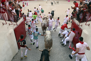 Primer encierro de San Fermín 2026 con toros de Fuente Ymbro en el momento de la entrada al callejón y a la plaza de toros.