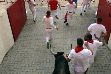 Primer encierro de San Fermín 2026 con toros de Fuente Ymbro en el momento de la entrada al callejón y a la plaza de toros.